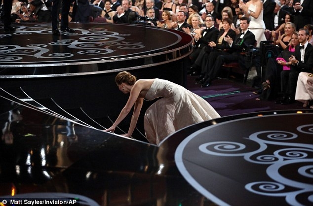 Jennifer Lawrence trips and falls at Oscar 2013