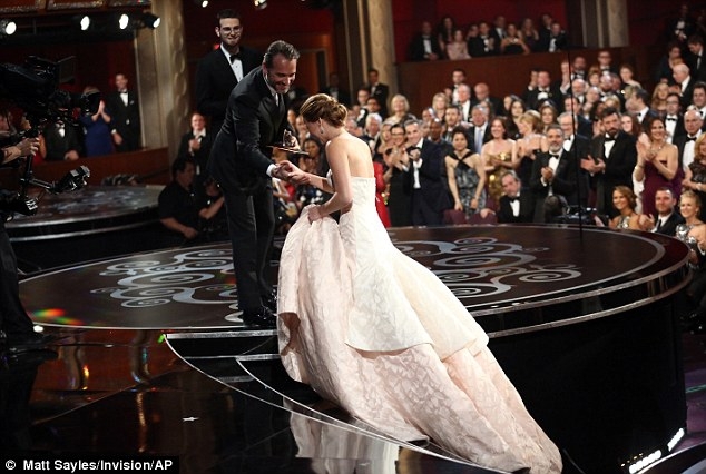 Jennifer Lawrence trips and falls at Oscar 2013