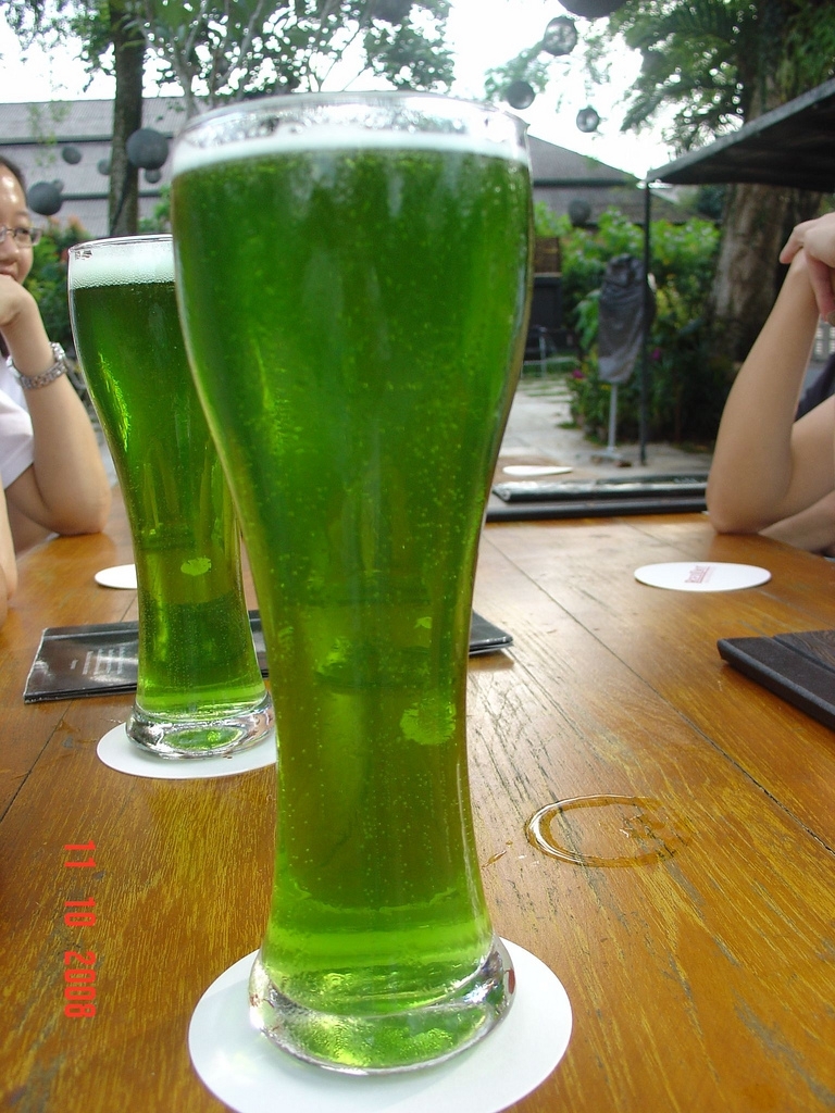 5 Easy Steps To Making Green Beer For St. Patrick's Day 