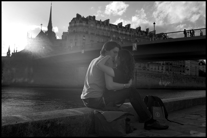 Capturing Romantic Moments in the City of Paris 