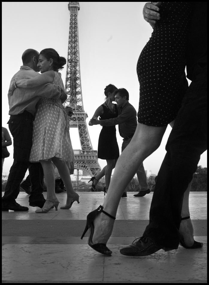 Capturing Romantic Moments in the City of Paris 