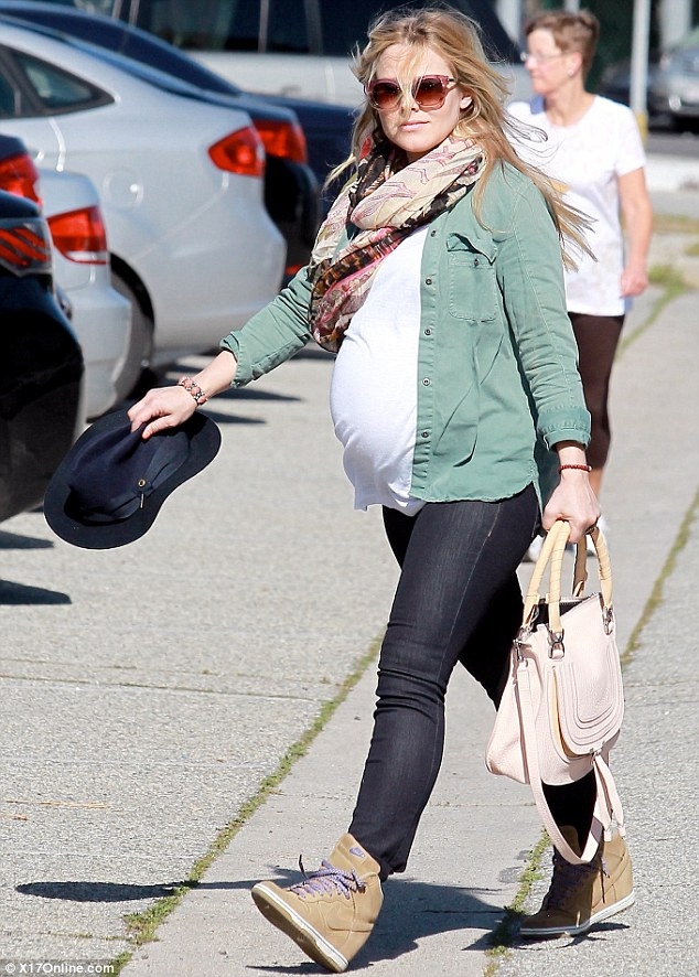 Kristen Bell takes a fashionable approach to maternity wear
