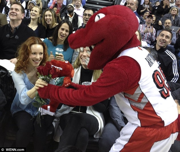 Single Rachel McAdams gets roses at basketball game