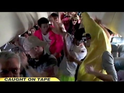 Harlem Shake On An Airplane Raised Some Brows! 