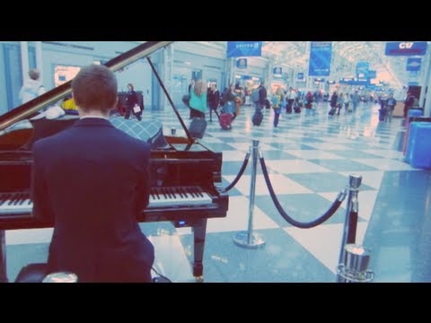 Airport Pianist Plays the Internet’s Greatest Hits 