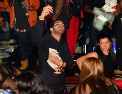 Drake makes it rain in the strip club, but why… 