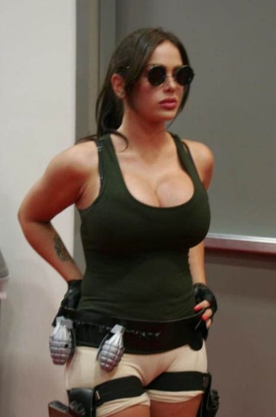 It’s All about the Boobs in Lara Croft Cosplay