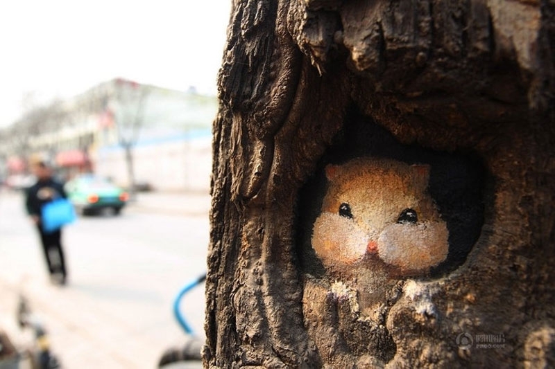 Painter Turns Tree Holes into Works of Art 