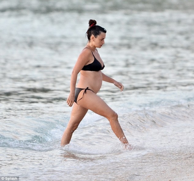 Pregnant Actress in Paradise