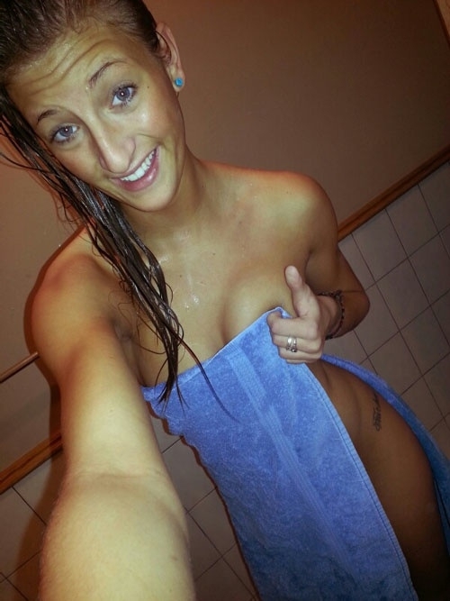 Hot Chick Towel Pic! 