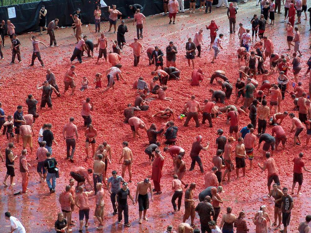 Worlds biggest Tomato Fight 