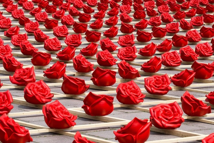 1,000 Plastic Roses 