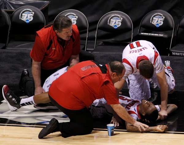 Kevin Ware Lies on the Floor After Gruesome Injury 