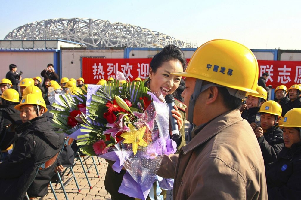 Peng Liyuan Receiving Flowers 