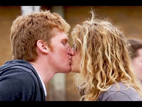 Magic Kissing Card Trick 