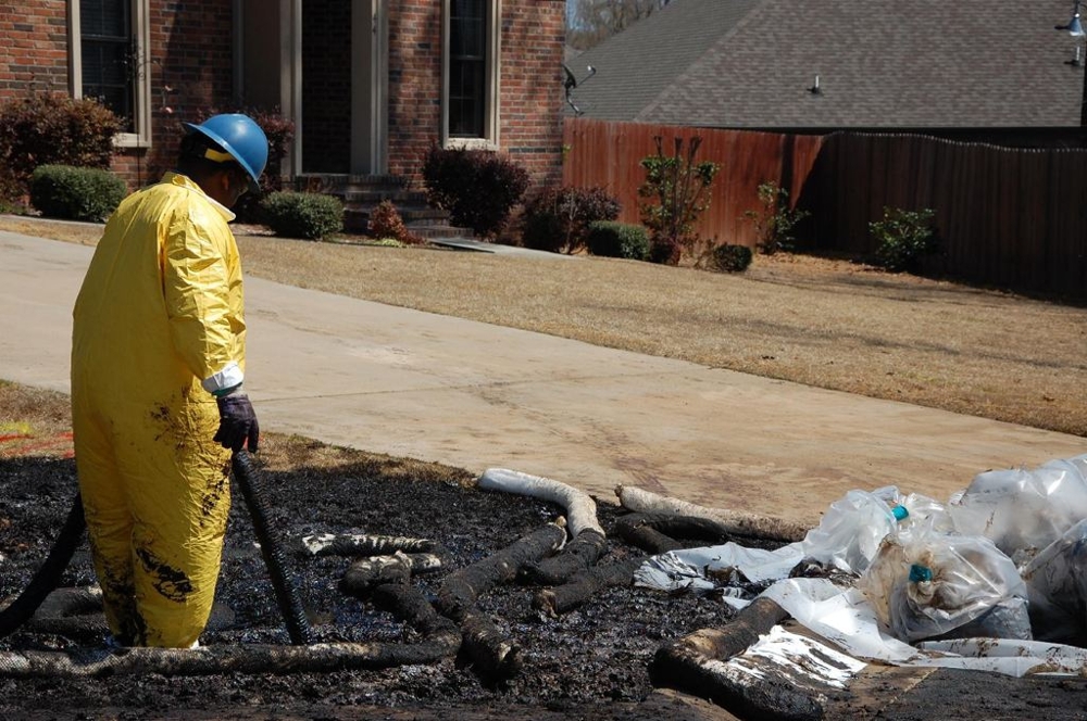 Exxon gets to work to clean up Oil Spill in Arkansas 