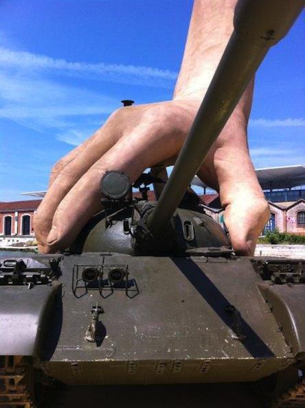 Giant Hands And Tanks 