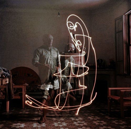 Pablo Picasso "draws with light," 1949