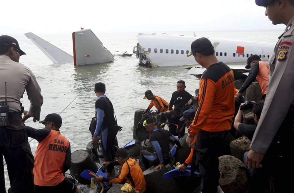 Indonesian divers get ready to retrieve a Lion Air jet plane’s cockpit voice recorder