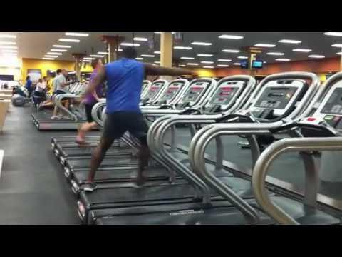 Guy Shows Off His Dance Moves on a Gym’s Treadmill