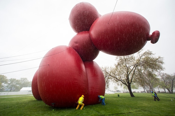 Huge balloon dog in New York