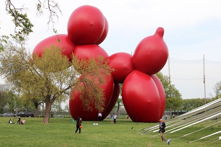 Huge balloon dog in New York