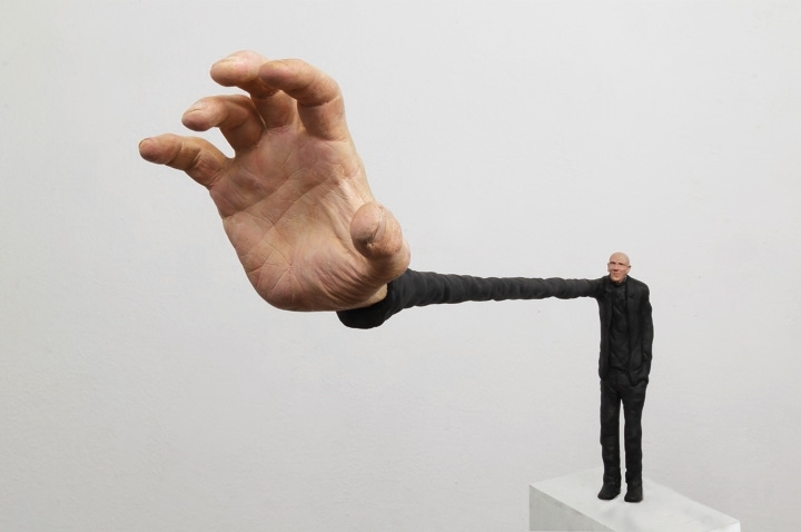 Tiny human sculptures by visual artist Gerardo Feldstein