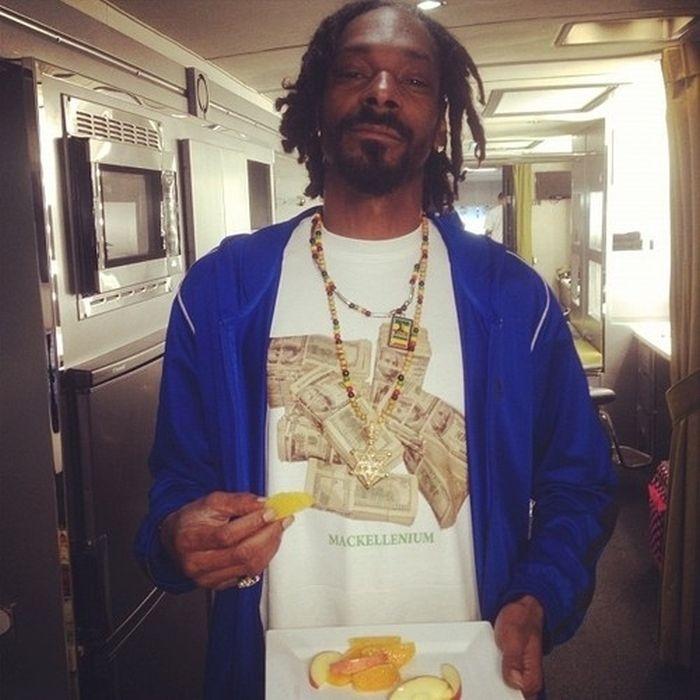 Snoop Dogg enjoying some fruit slices: