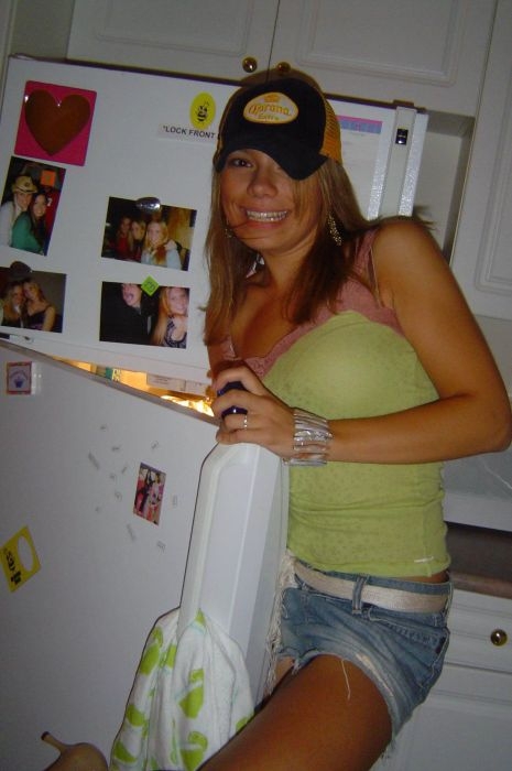 Hot Girls And Fridges 