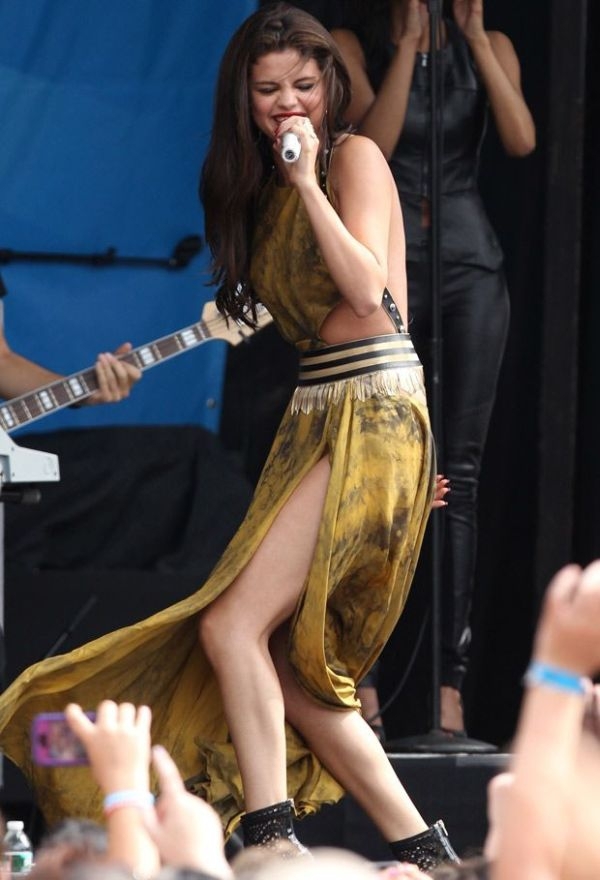Selena Gomez Wears No Underwear