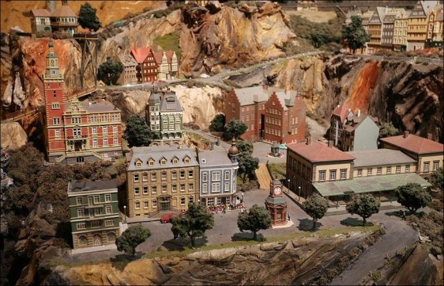 Man Spends 16 Years Building a Gigantic Model Railway 