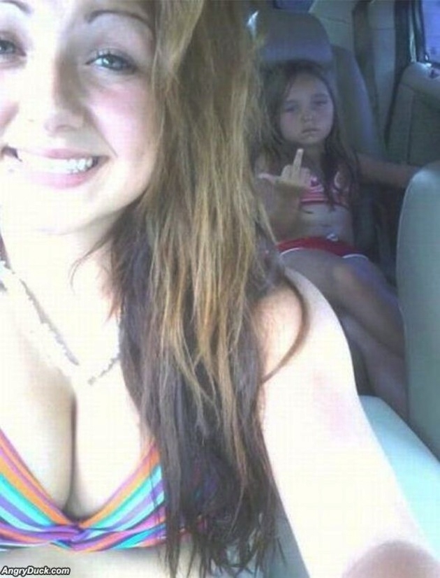 12 Stealthy Photobombs They Never Saw Coming
