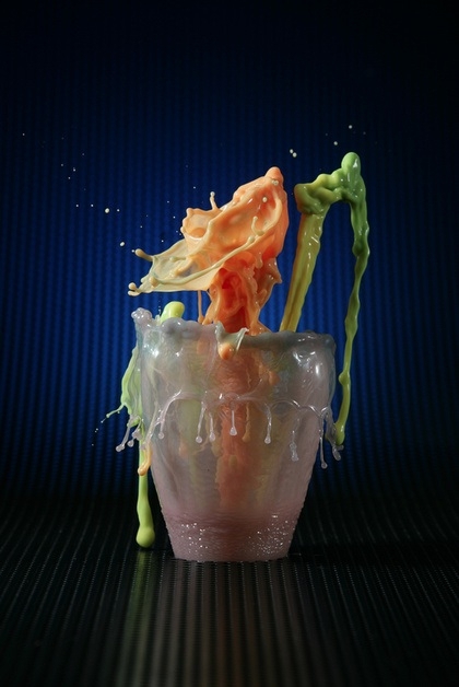 “Liquid sculptor” creates flowers with splashing water