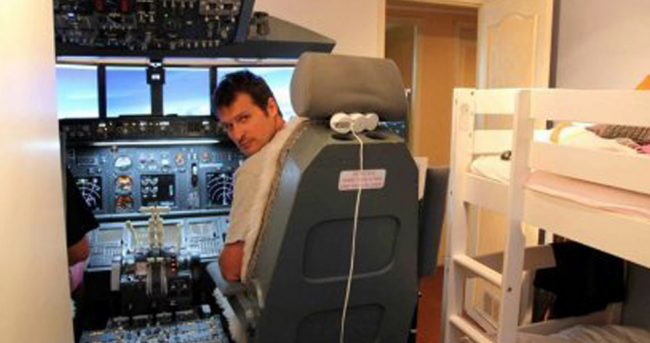 Dad Builds Complete 737 Simulator In His Son's Room