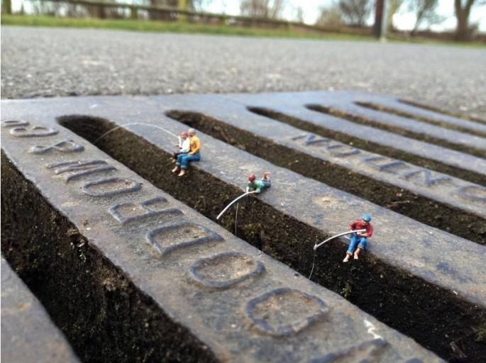 Artist Captures Tiny People in the Real World 