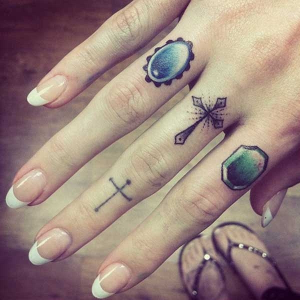 Tattoo on fingers: the new trend of the day [pics/video]