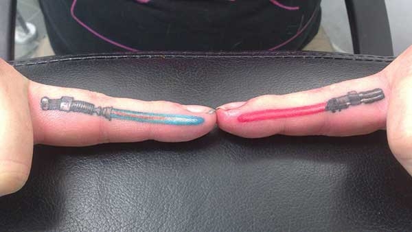 Tattoo on fingers: the new trend of the day [pics/video]