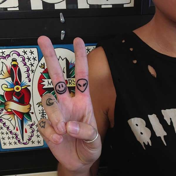 Tattoo on fingers: the new trend of the day [pics/video]