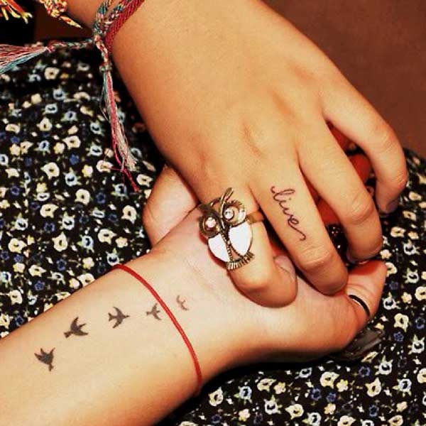 Tattoo on fingers: the new trend of the day [pics/video]