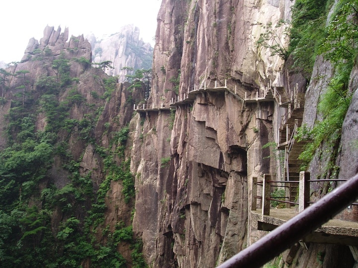Incredible Photos of Death-Defying Pathways in Chinese Mountains