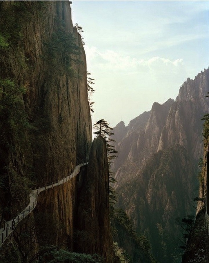 Incredible Photos of Death-Defying Pathways in Chinese Mountains