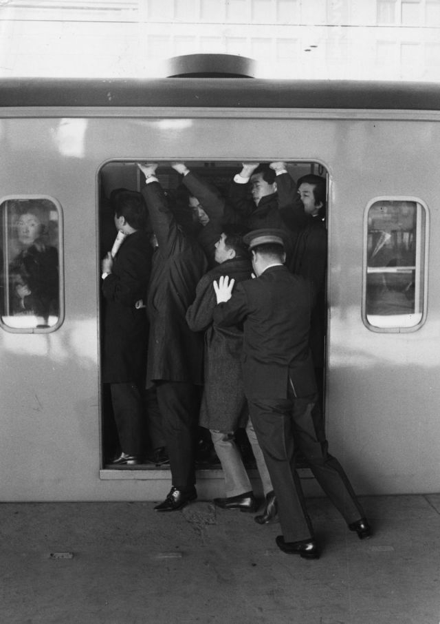 A Look at Tokyo Subways in the ‘60s and ‘70s vs. Subways Now 