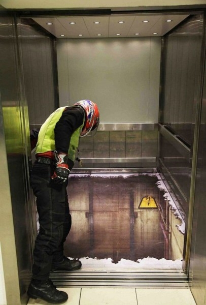 The bottomless 3D Elevator Shocks Unsuspecting London Shoppers
