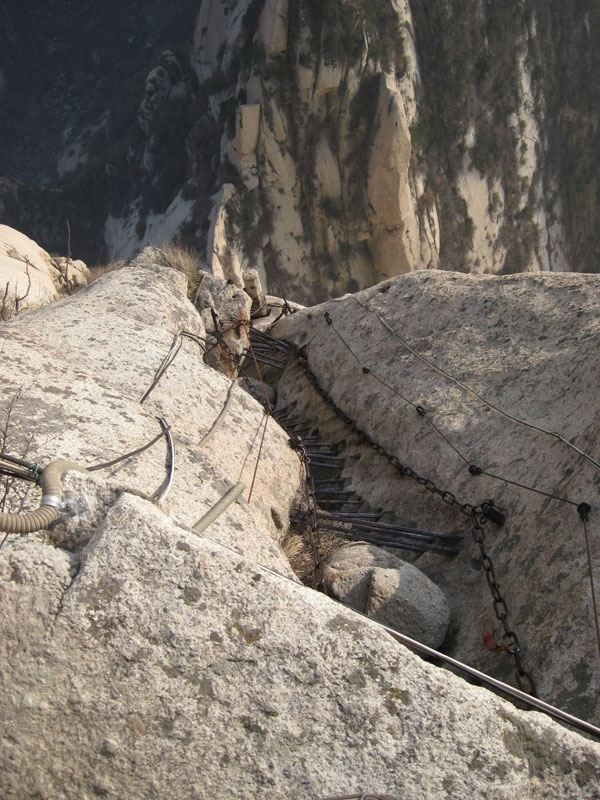 China’s Cliffside Plank Path Will Give you Goose Bumps