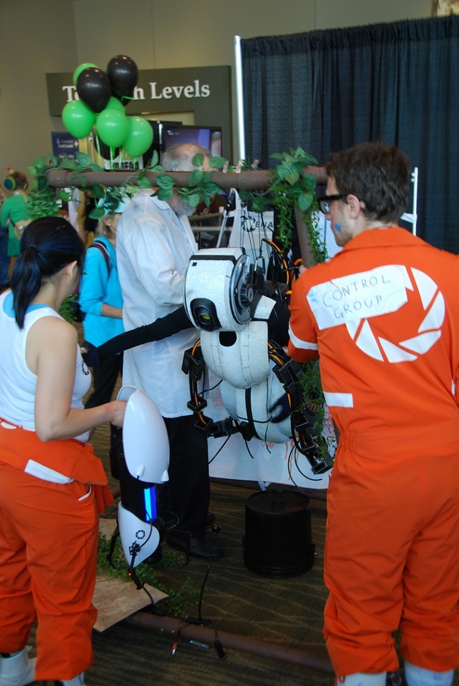 This GLaDOS Cosplay Takes The Cake (VIDEO AND PICTURES)