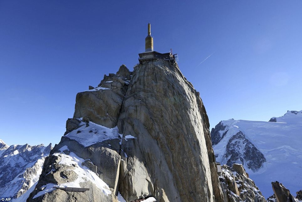Glass cage  over the edge of 4km-high mountain in French Alps