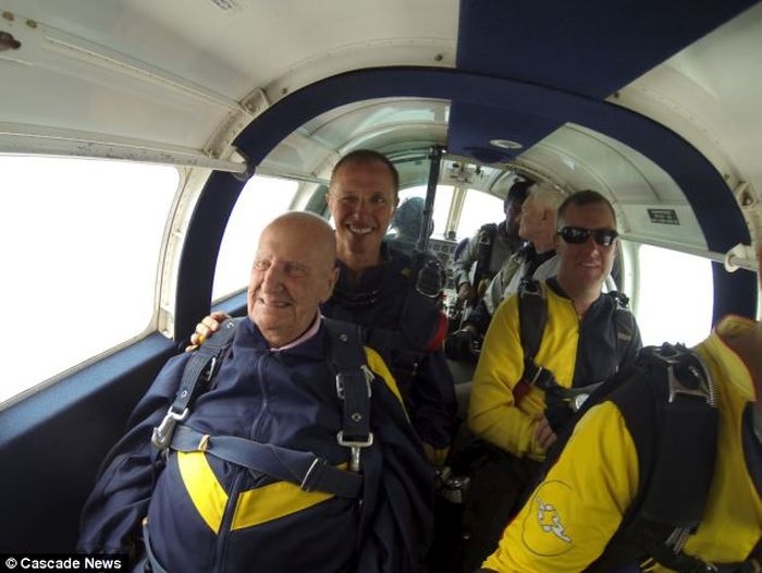 93-year-old man made a parachute jump