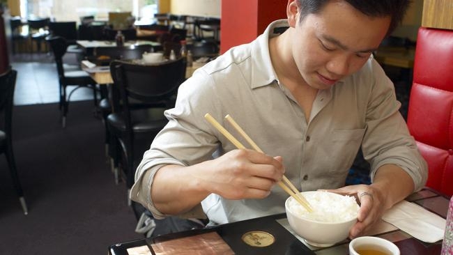 A smart chinese man ate for free in airports 