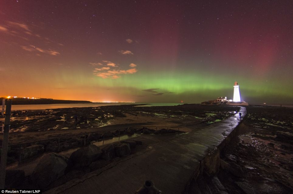 The Norfolk lights! Skies over East Anglia turn red and green by stunn