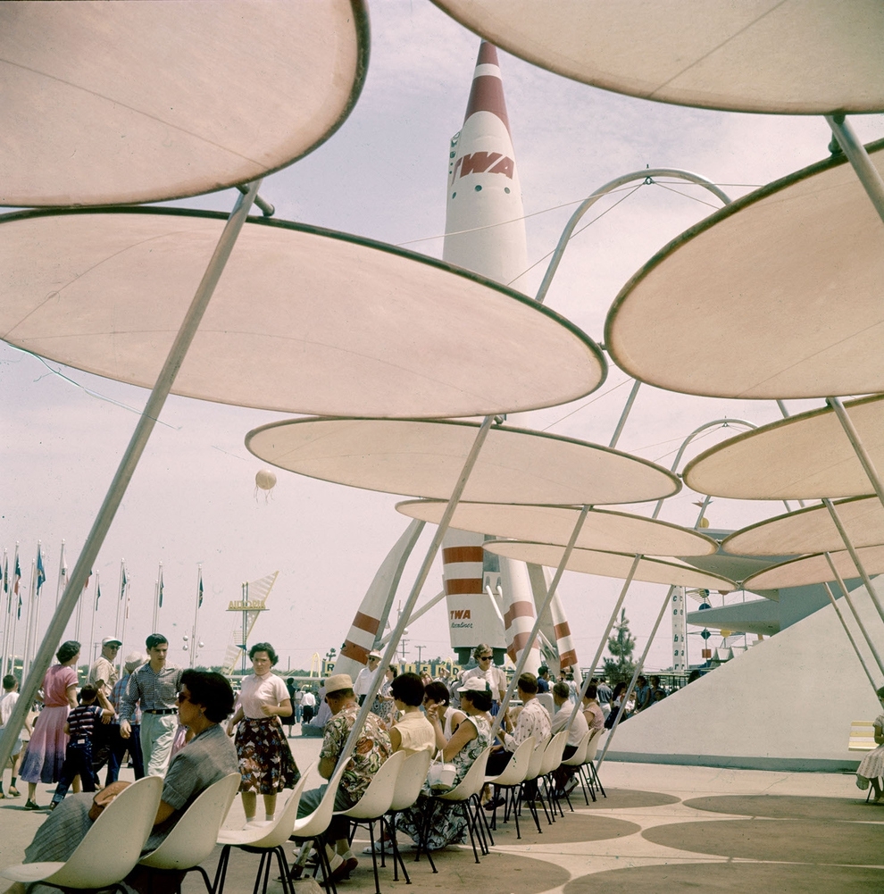 18 Wonderful And Rare Color Photos Of Disneyland In 1955
